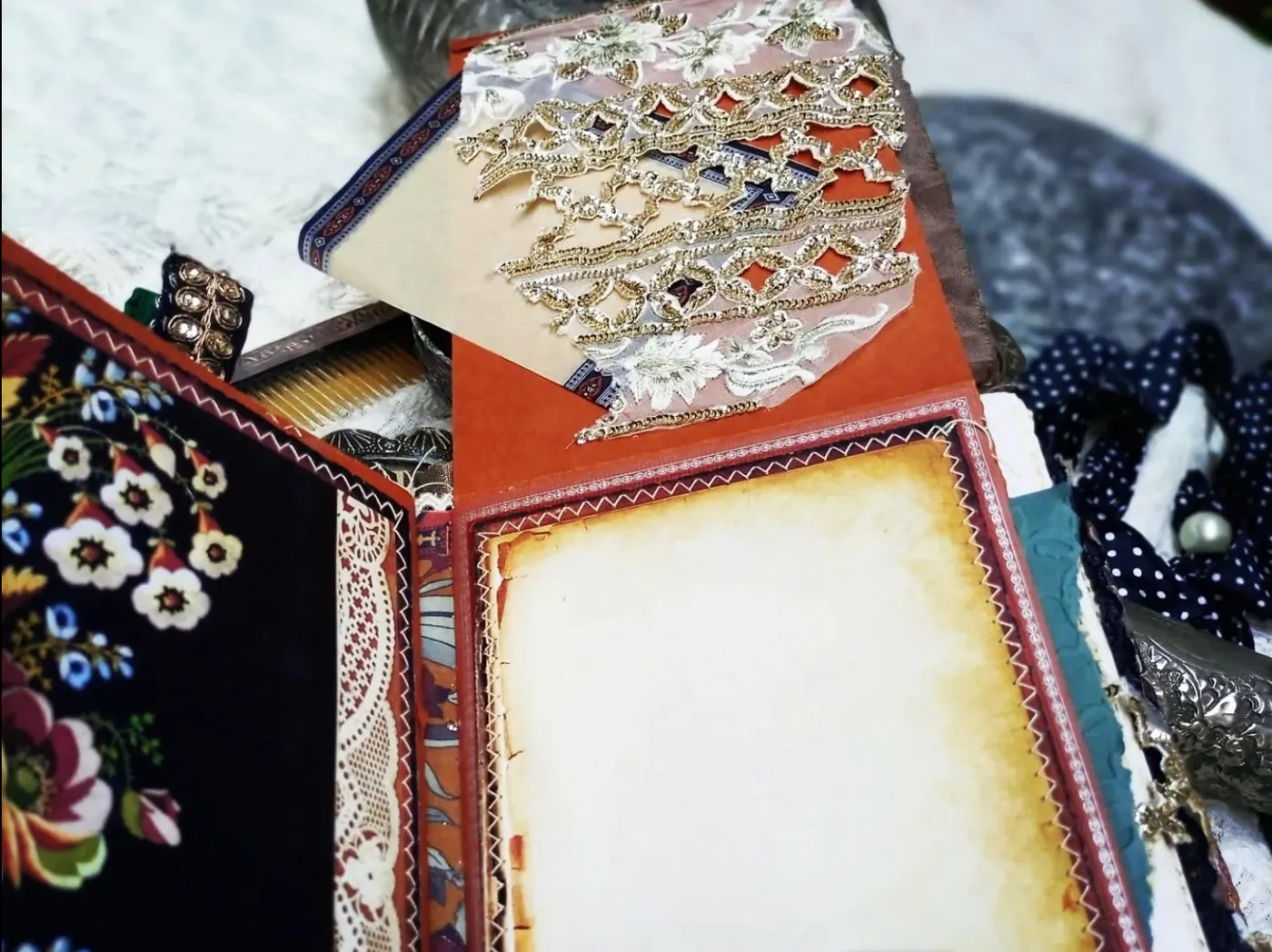 Inside The Fabric Lapbook Journal: pockets, tags, lace and photo mats (5 of 10)
