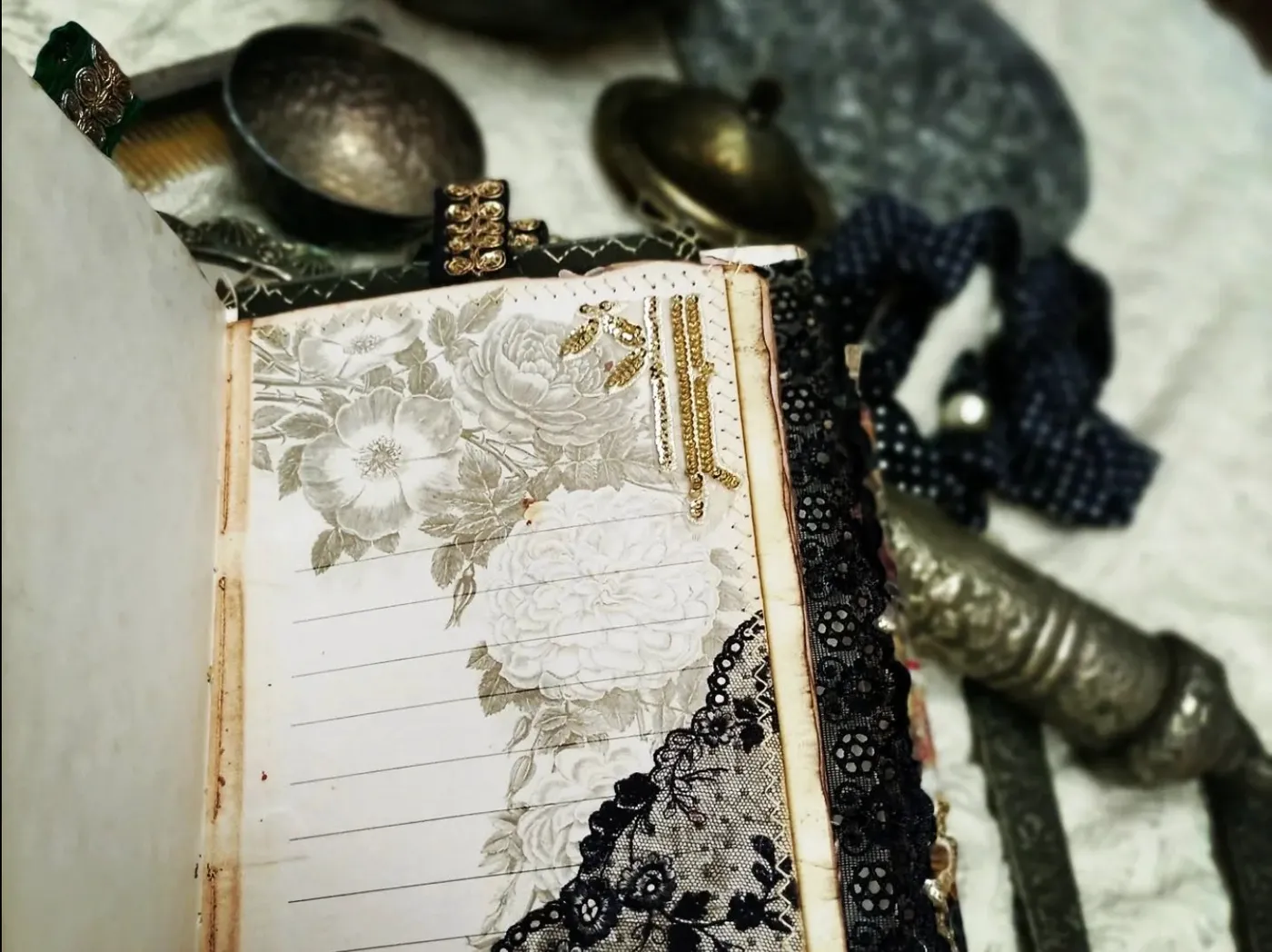 Inside The Fabric Lapbook Journal: pockets, tags, lace and photo mats (6 of 10)