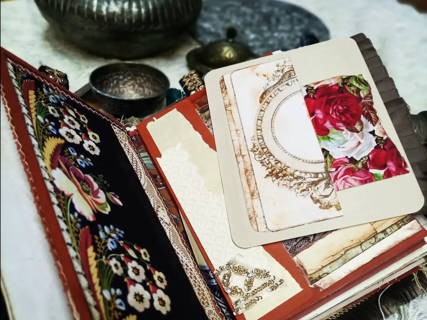 Inside The Fabric Lapbook Journal: pockets, tags, lace and photo mats (7 of 10)