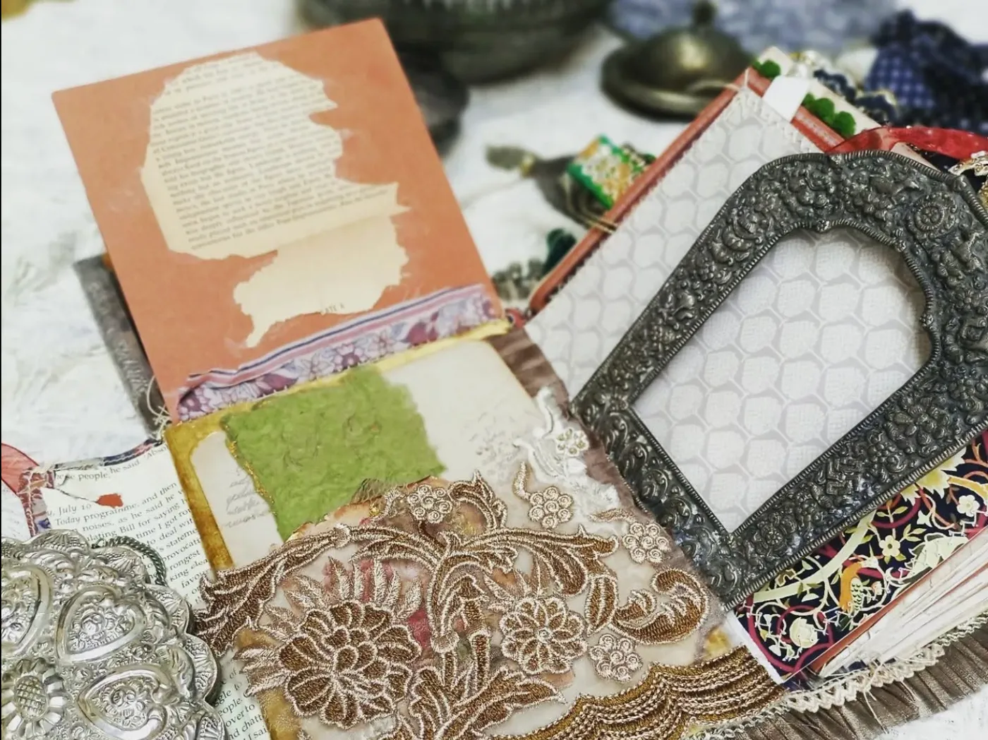 Inside The Fabric Lapbook Journal: pockets, tags, lace and photo mats (9 of 10)