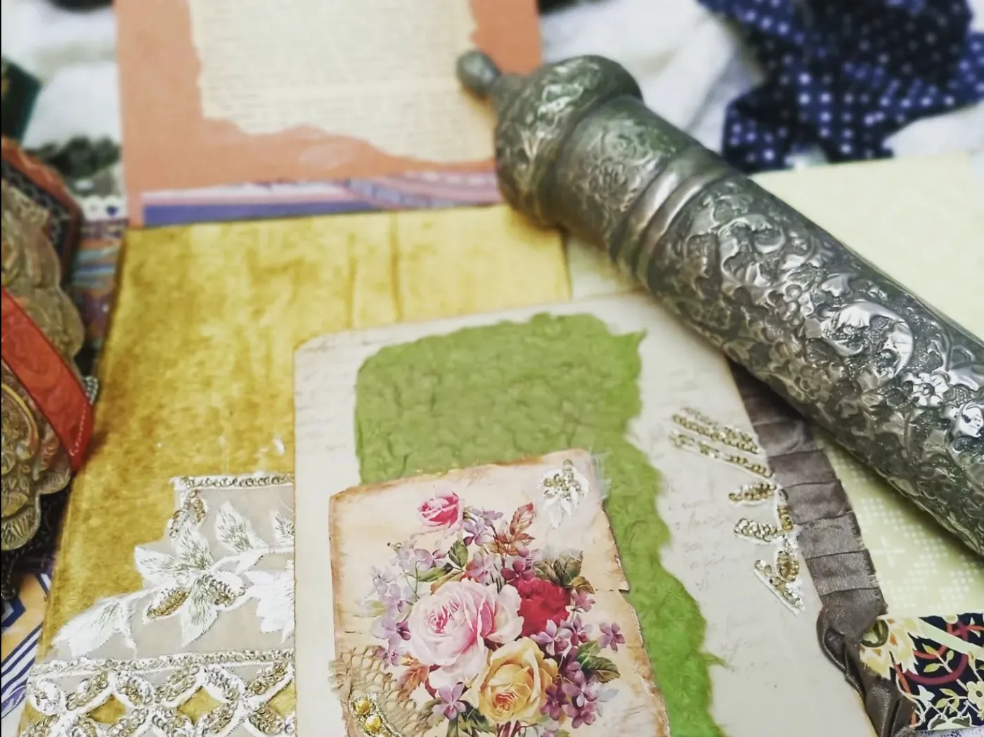 Inside The Fabric Lapbook Journal: pockets, tags, lace and photo mats (10 of 10)